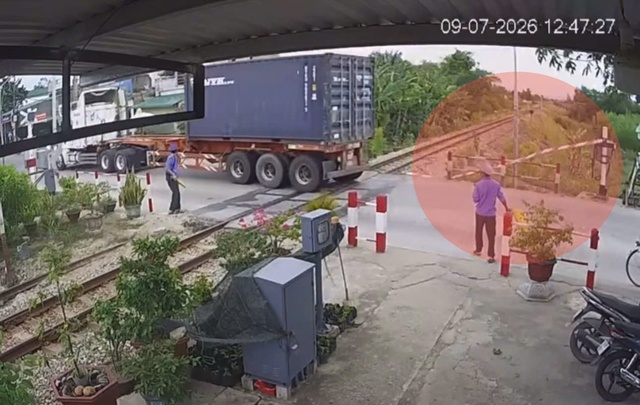 Xe đầu kéo tông gãy chắn ngang đường sắt, tài xế bị giữ bằng lái- Ảnh 2.