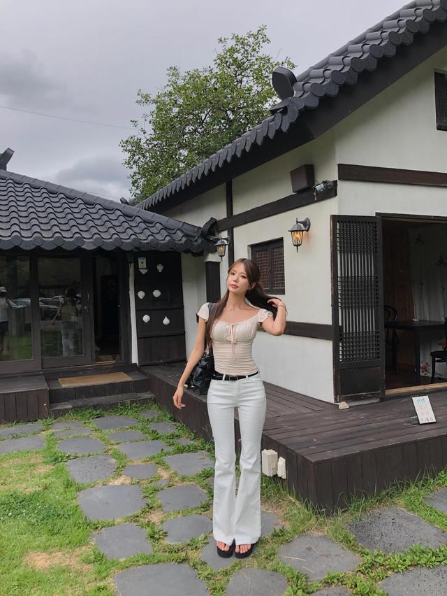 Mặc đẹp chuẩn 'gu' đường phố với gam màu trung tính- Ảnh 5.