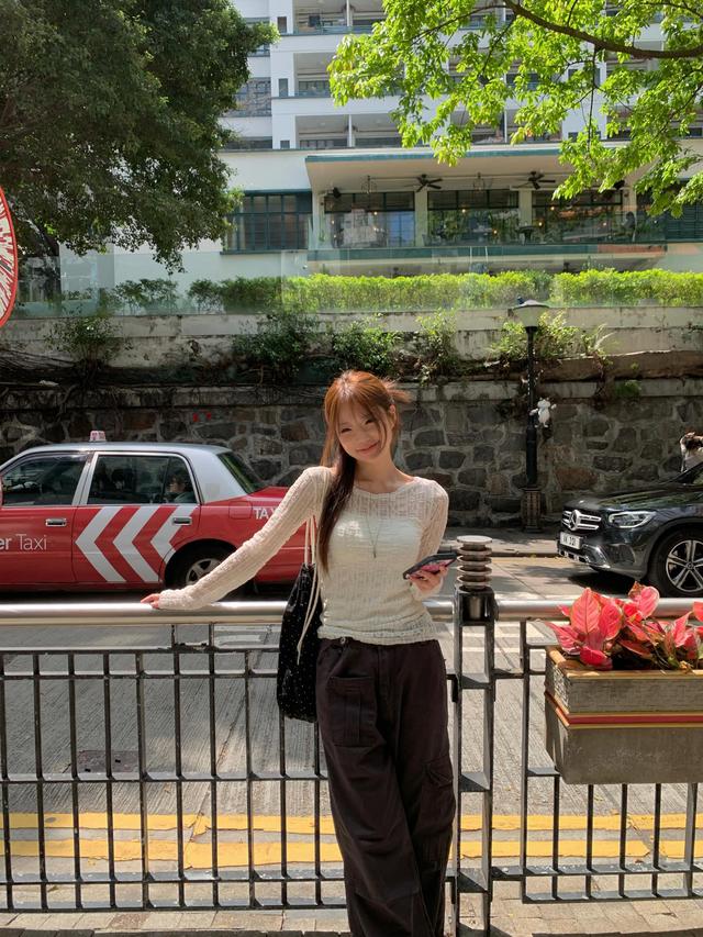 Mặc đẹp chuẩn 'gu' đường phố với gam màu trung tính- Ảnh 7.