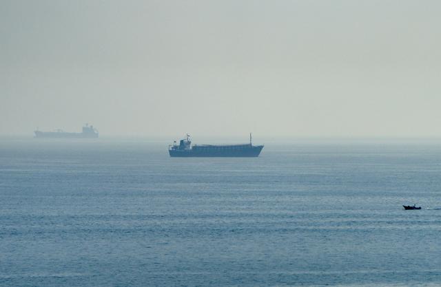 Iran c&aacute;o buộc Mỹ leo thang, 2 t&agrave;u dầu bị kh&ocirc;ng k&iacute;ch gần eo biển Hormuz - Ảnh 1.