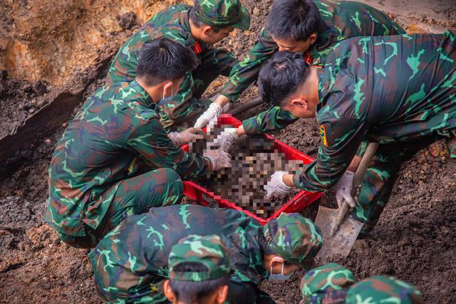 Di dời hơn 200 m³ đất ở công viênLêThịRiêng, quy tập thêm 8 hài cốt liệt sĩ - Ảnh 1.