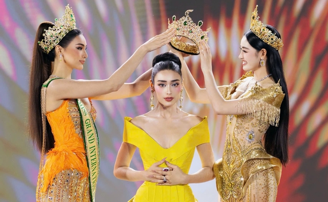 'Người đẹp lai' Việt - Anh Emoura Phạm đăng quang Miss Grand Vietnam 2026 - Ảnh 14.