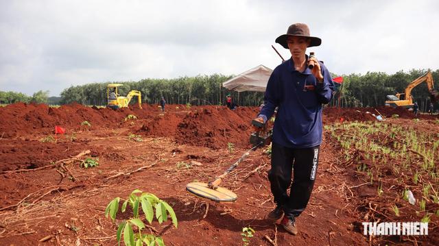Th&ecirc;m nhiều c&acirc;y b&uacute;t c&oacute; khắc th&ocirc;ng tin trong c&aacute;c hầm mộ liệt sĩ ởx&atilde; Minh Đức - Ảnh 13.