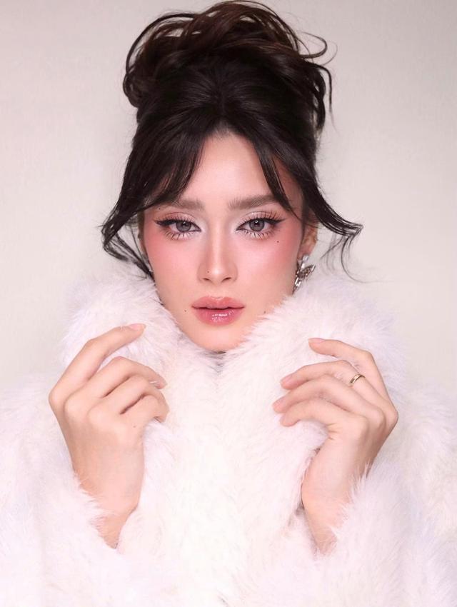 Nhan sắc đời thường của 'bông hồng lai' vừa đăng quang Miss Grand Vietnam
- Ảnh 2.