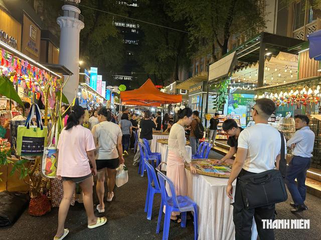 Đường sách TP.HCM rộn ràng trải nghiệm văn hóa dân gian- Ảnh 4.