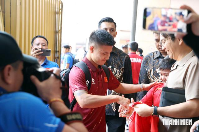 Đội tuyển Việt Nam đã đến Indonesia an toàn, sẵn sàng quyết đấu chủ nhà để giành vé bán kết- Ảnh 4.