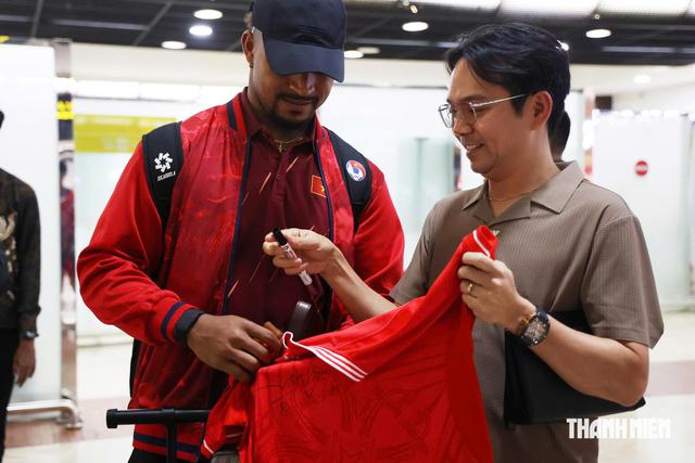 Đội tuyển Việt Nam đã đến Indonesia an toàn, sẵn sàng quyết đấu chủ nhà để giành vé bán kết- Ảnh 2.