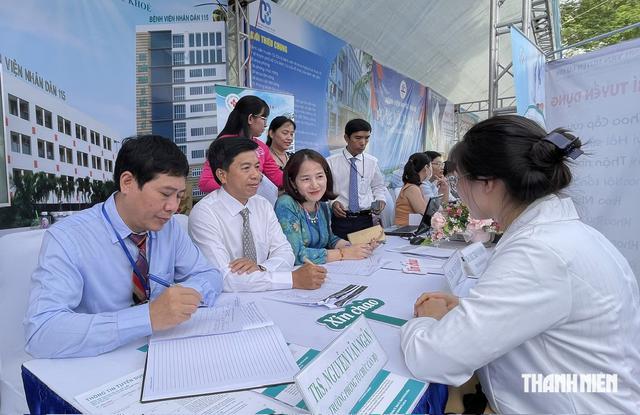 Bệnh viện ở TP.HCM cần tuyển dụng hàng trăm bác sĩ, điều dưỡng, kỹ thuật viên - Ảnh 2.