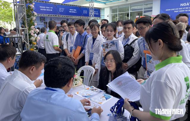 Bệnh viện ở TP.HCM cần tuyển dụng hàng trăm bác sĩ, điều dưỡng, kỹ thuật viên - Ảnh 1.