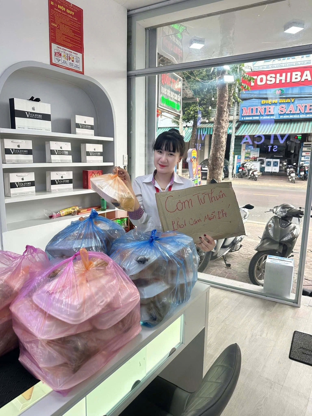 Đôi vợ chồng trẻ thích nấu cơm đi tặng bữa trưa cho người nghèo - Ảnh 2.