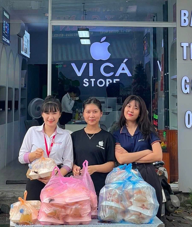 Đôi vợ chồng trẻ thích nấu cơm đi tặng bữa trưa cho người nghèo - Ảnh 5.