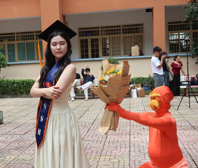 Độc lạ màn 'tỏ tình' ngày tốt nghiệp của đôi bạn thân 7 năm, triệu view vì… - Ảnh 1.