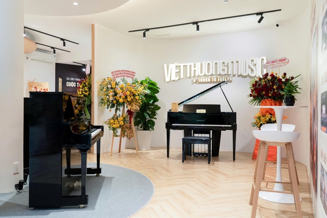 Việt Thương Music ra mắt Flagship Store 180 Võ Thị Sáu: Không gian ‘Chạm để Cảm’ - Ảnh 2.