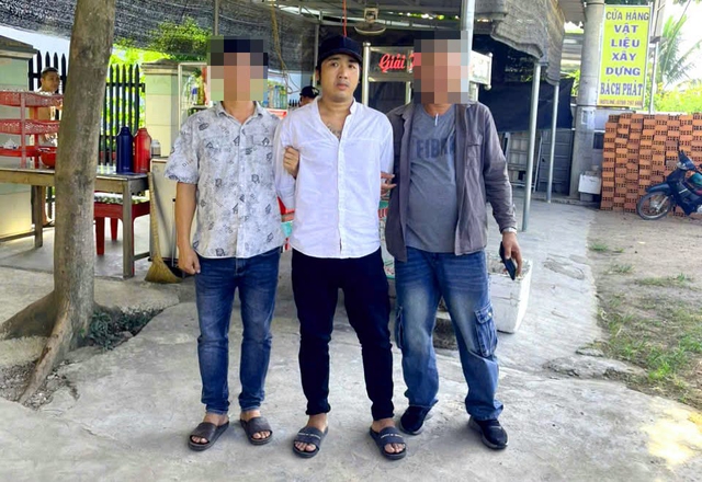 Bắt kẻ 'quỵt' 500.000 đồng, rút súng đe dọa khi bị đòi tiền - Ảnh 2.