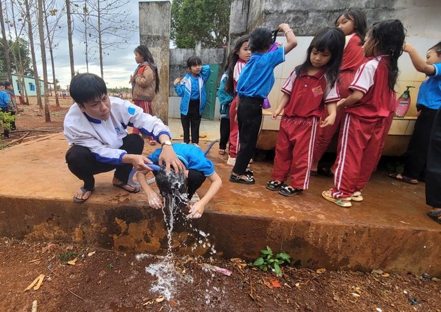 Có một thầy giáo như người cha ở trường- Ảnh 2.