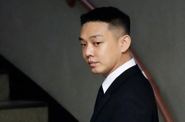 'Ảnh đế trẻ nhất lịch sử' Yoo Ah In lộ ảnh hôn má bạn cùng giới - Ảnh 2.