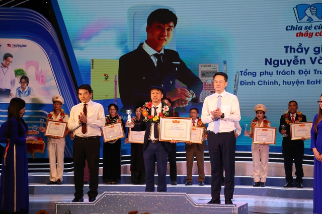Có một thầy giáo như người cha ở trường- Ảnh 5.