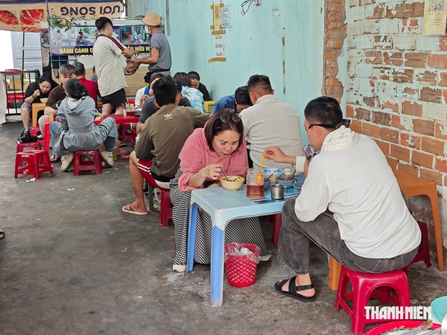 Quán bánh canh ‘cứu đói’ ở Nha Trang giờ ra sao? - Ảnh 5.