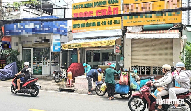 Thùng nước miễn phí ấm lòng người lao động giữa nắng gắt TP.HCM - Ảnh 7.