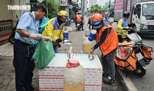 Thùng nước miễn phí ấm lòng người lao động giữa nắng gắt TP.HCM - Ảnh 5.