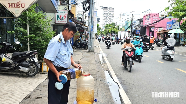 Thùng nước miễn phí ấm lòng người lao động giữa nắng gắt TP.HCM - Ảnh 4.