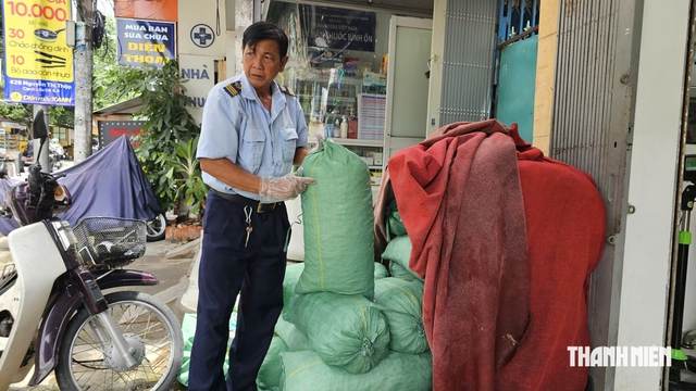 Thùng nước miễn phí ấm lòng người lao động giữa nắng gắt TP.HCM - Ảnh 6.