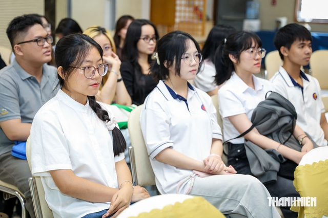 Nguyên nhân điểm chuẩn khối ngành khoa học xã hội giảm sâu - Ảnh 1.