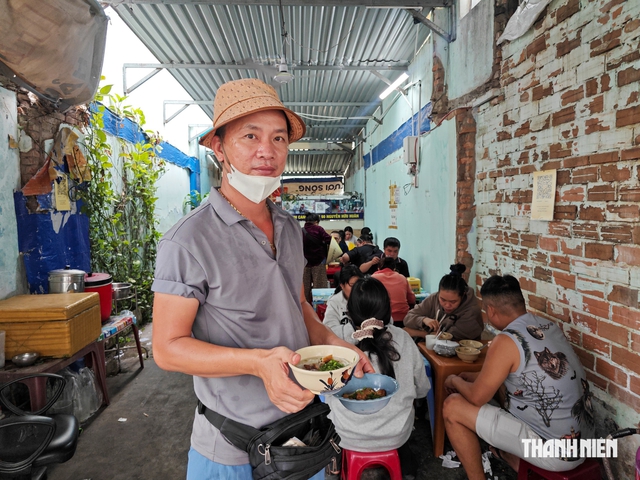 Quán bánh canh ‘cứu đói’ ở Nha Trang giờ ra sao? - Ảnh 2.