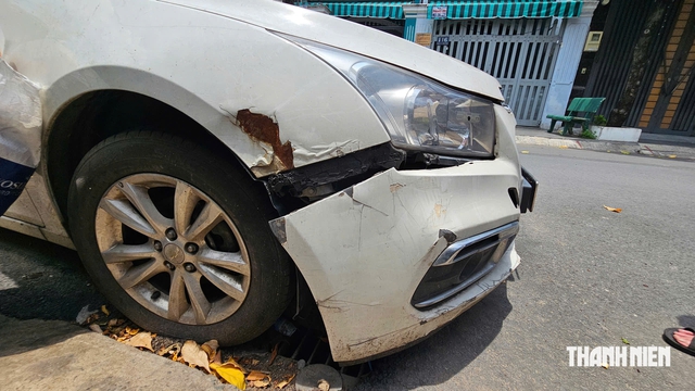 Ô tô móp đầu nằm bên đường nhiều năm ở TP.HCM, không ai biết chủ xe là ai- Ảnh 2.