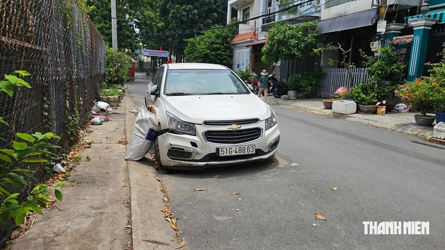Ô tô móp đầu nằm bên đường nhiều năm ở TP.HCM, không ai biết chủ xe là ai- Ảnh 1.