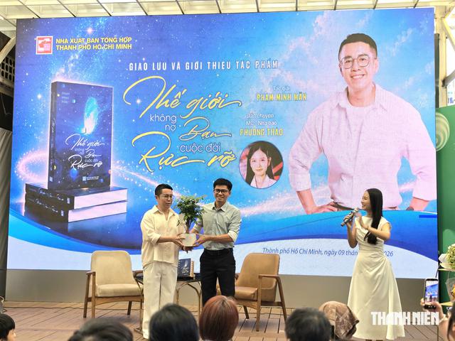 'Thế giới không nợ bạn cuộc đời rực rỡ’ và những chông chênh tuổi 40- Ảnh 1.