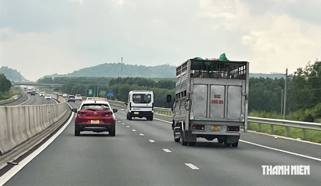 Ô tô phía trước rẽ trái, xe phía sau vượt bên phải có bị phạt?- Ảnh 2.