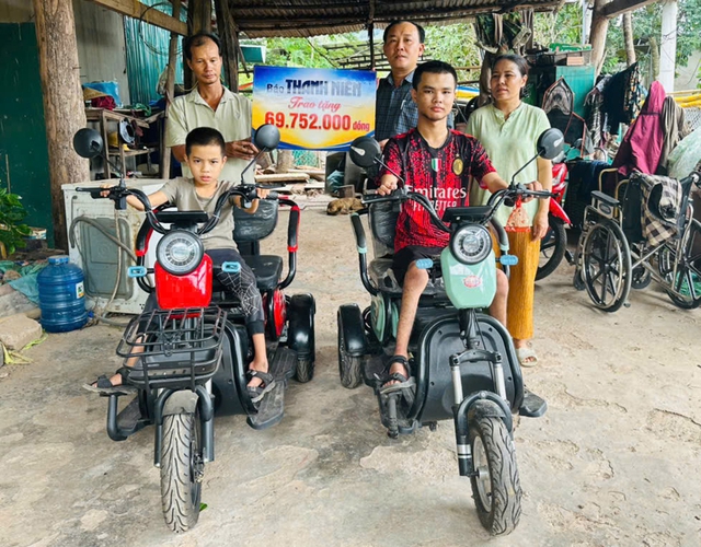 Hai anh em bại liệt ở miền n&uacute;i Quảng Trị đ&atilde; c&oacute; xe để đi học- Ảnh 1.