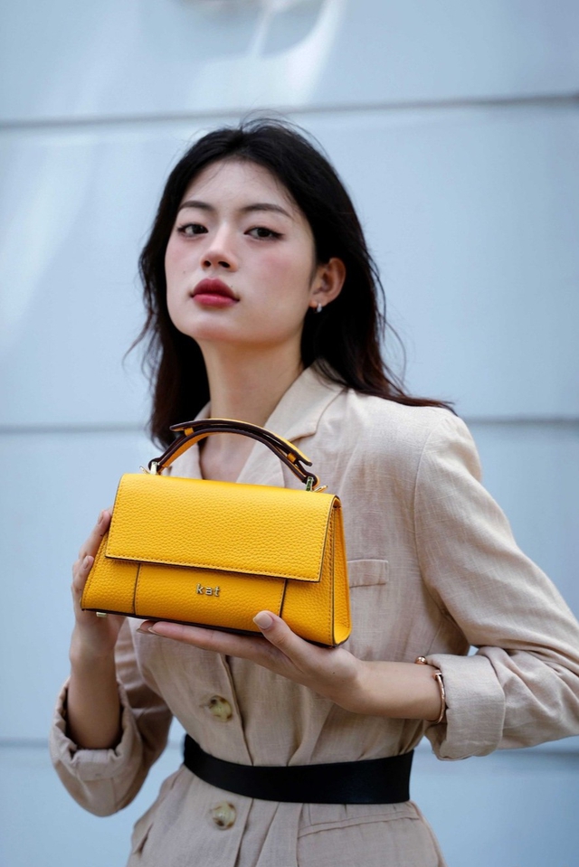 T&uacute;i x&aacute;ch gam m&agrave;u rực rỡ, ph&aacute; vỡ sự đơn điệu của phong c&aacute;ch thường nhật- Ảnh 6.