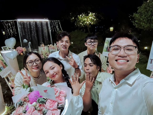 Quen biết từ lớp 1, cặp đôi nên duyên sau 20 năm gắn bó - Ảnh 2.