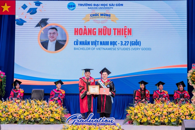 Xúc động nam sinh mang theo hình ảnh mẹ quá cố nhận bằng tốt nghiệp - Ảnh 1.