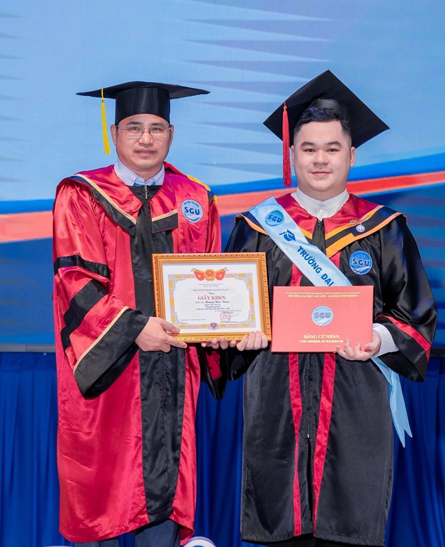 Xúc động nam sinh mang theo hình ảnh mẹ quá cố nhận bằng tốt nghiệp - Ảnh 3.