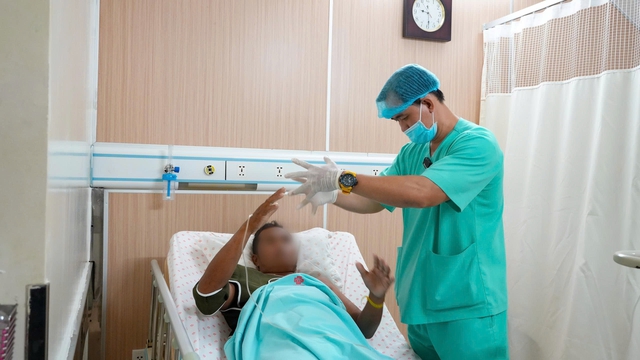 Cứu người đàn ông vỡ gan, gãy 7 xương sườn sau ngã từ độ cao 3 mét - Ảnh 1.