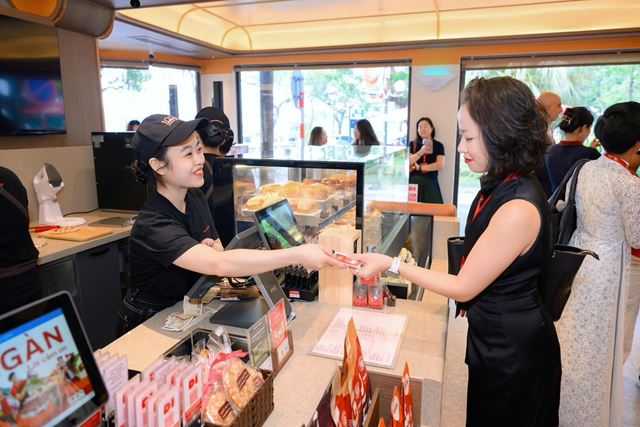 Chuỗi cà phê Việt như Highlands Coffee trở thành điểm hẹn quen thuộc của nhiều thế hệ- Ảnh 1.
