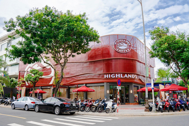 Chuỗi cà phê Việt như Highlands Coffee trở thành điểm hẹn quen thuộc của nhiều thế hệ- Ảnh 2.