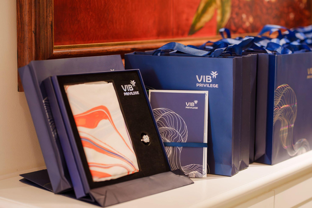 Từ 'Khăn qu&agrave;ng xanh' của danh họa Mai Trung Thứ đến đặc quyền của VIB Privilege Banking - Ảnh 5.