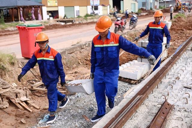 Tuyến tàu điện nhẹ đầu tiên tại Việt Nam triển khai lắp ray hiệu chuẩn tuyến - Ảnh 2.