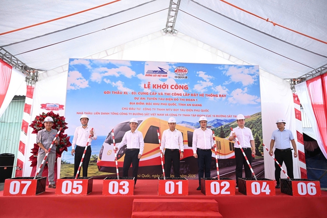 Tuyến tàu điện nhẹ đầu tiên tại Việt Nam triển khai lắp ray hiệu chuẩn tuyến - Ảnh 1.
