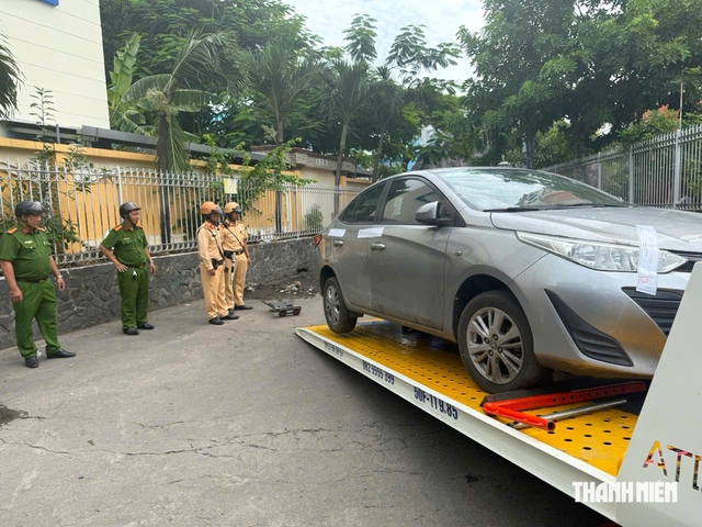Cẩu ô tô 'vô chủ' đỗ nhiều năm ở Xóm Chiếu, cây cỏ mọc quanh xe - Ảnh 1.