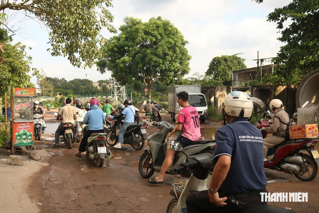 Đường dân sinh 500 m chi chít ‘ổ voi’, mưa xuống hóa thành ao - Ảnh 1.