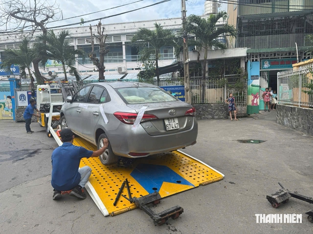 Cẩu ô tô 'vô chủ' đỗ nhiều năm ở Xóm Chiếu, cây cỏ mọc quanh xe - Ảnh 2.