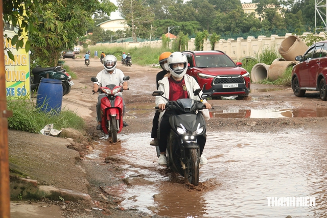 Đường dân sinh 500 m chi chít ‘ổ voi’, mưa xuống hóa thành ao - Ảnh 2.