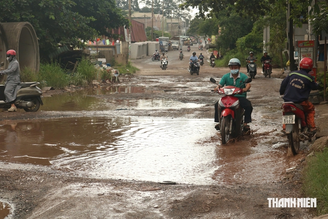 Đường dân sinh 500 m chi chít ‘ổ voi’, mưa xuống hóa thành ao - Ảnh 4.