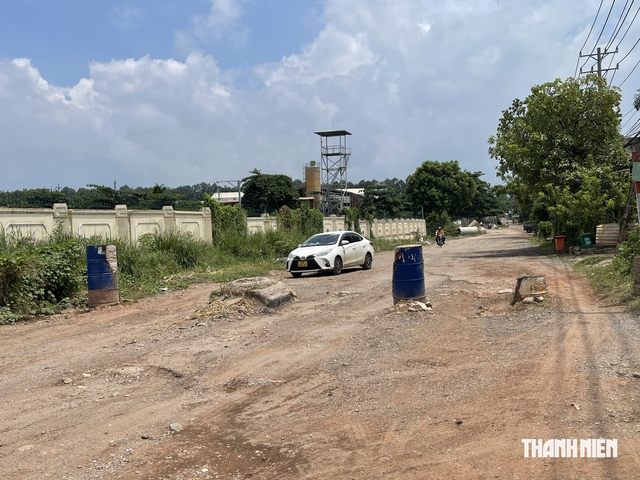 Đường dân sinh 500 m chi chít ‘ổ voi’, mưa xuống hóa thành ao - Ảnh 5.