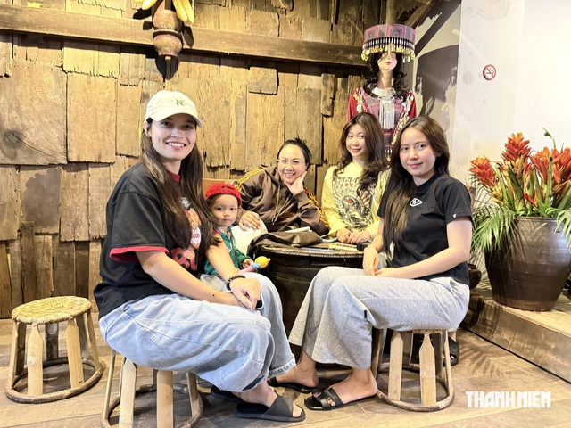 Đi Tây Bắc chưa được, giới trẻ TP.HCM tìm đến quán cà phê này - Ảnh 2.